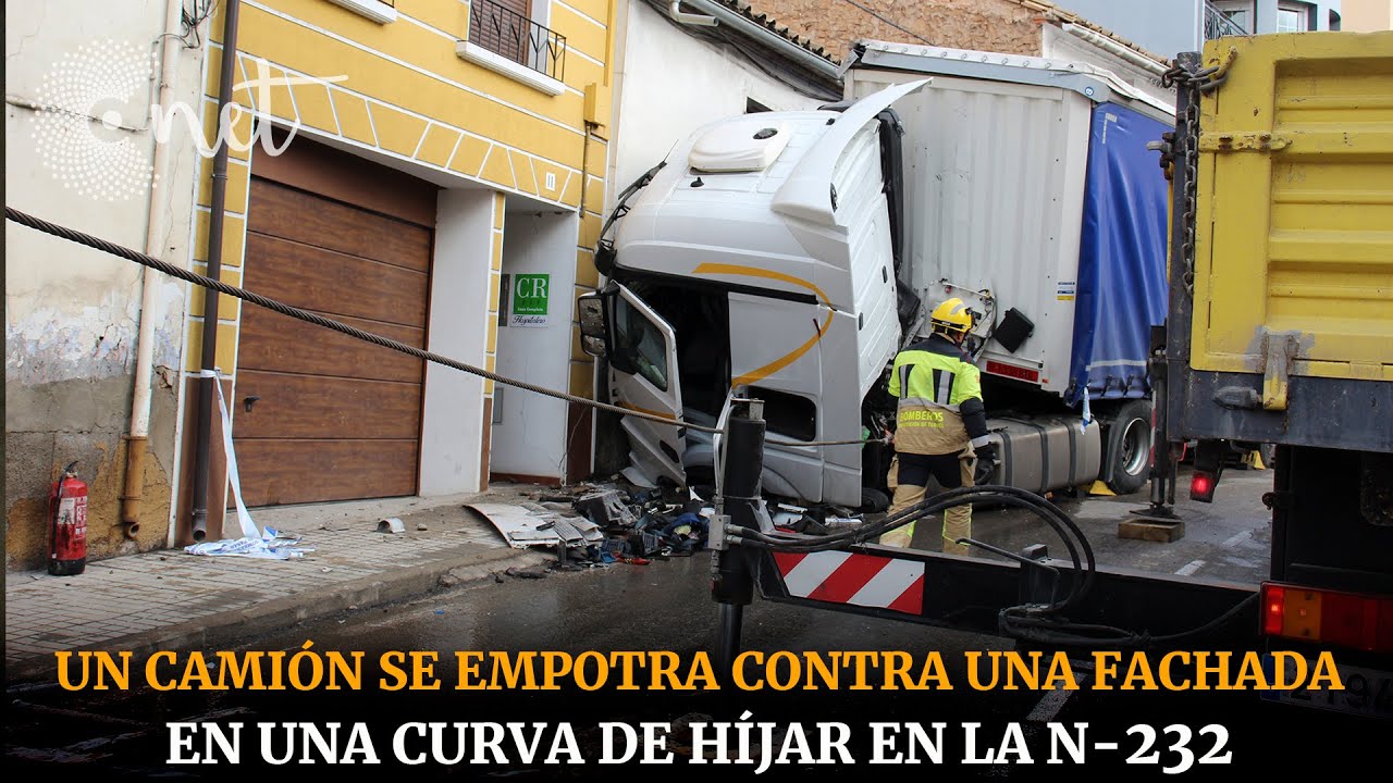 CAMIÓN se empotra en una FACHADA en HÍJAR