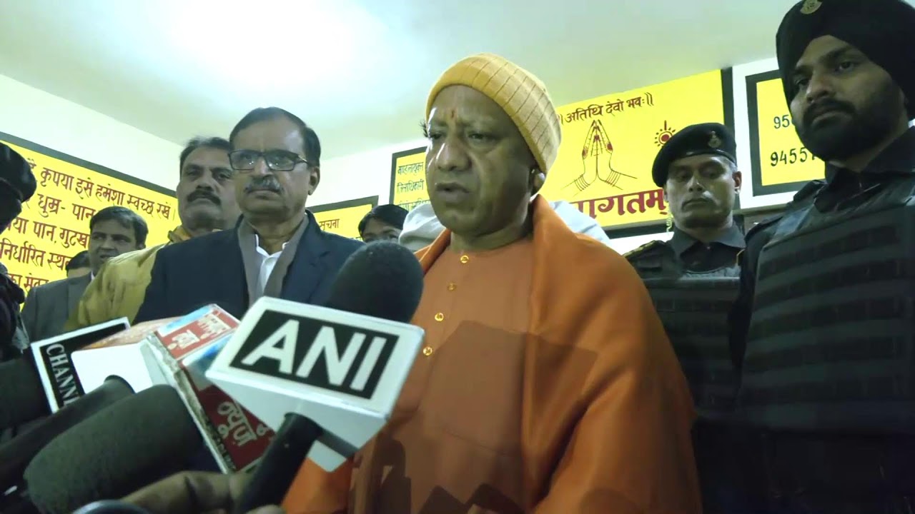 झूलेलाल मंदिर, गोरखपुर के पास स्थित रैन बसेरा का निरीक्षण करते मुख्यमंत्री योगी आदित्यनाथ जी...