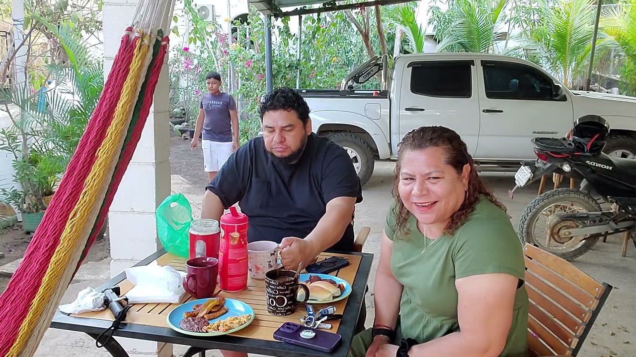 Rico desayuno en casa de Dinita y don Maury 