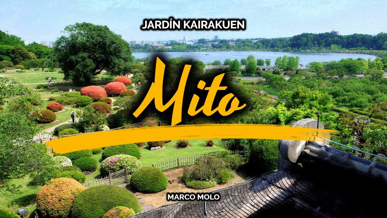 Caminando por el jardín Kairaku-en de Mito, Japón.