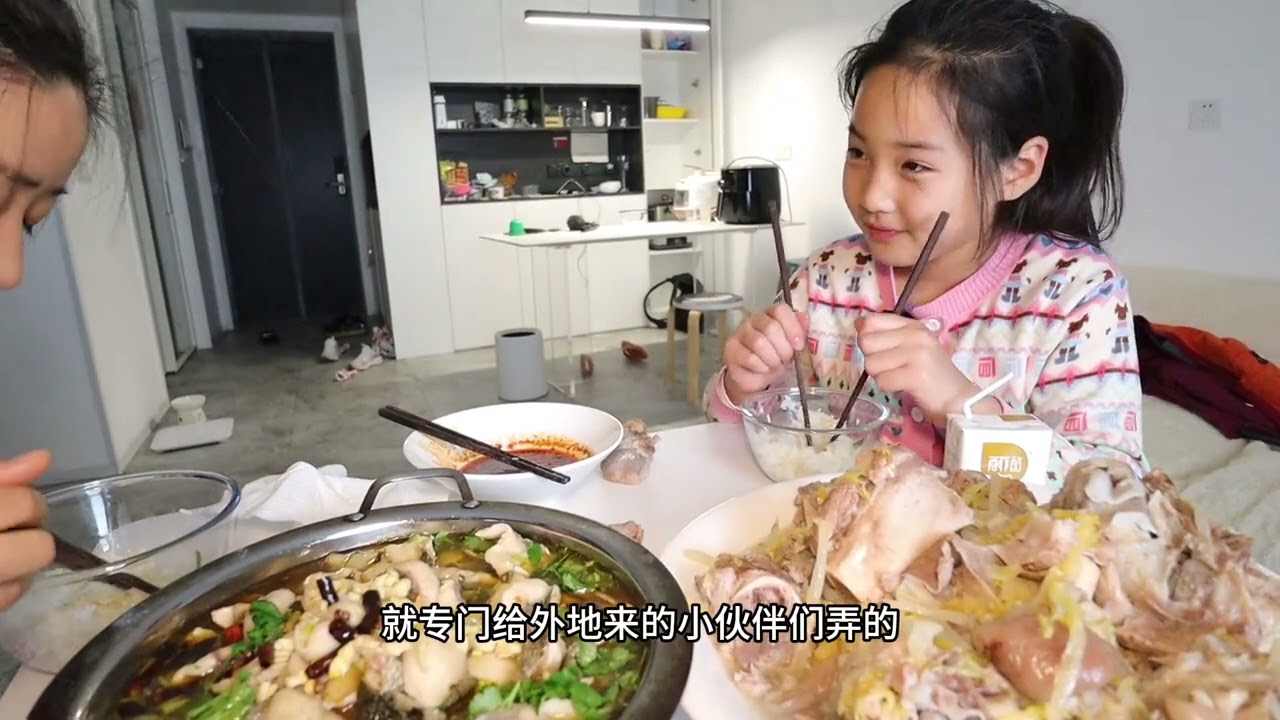 今年的第一场雪，整个酸菜炖大骨应应景，被娘俩疯狂嫌弃！