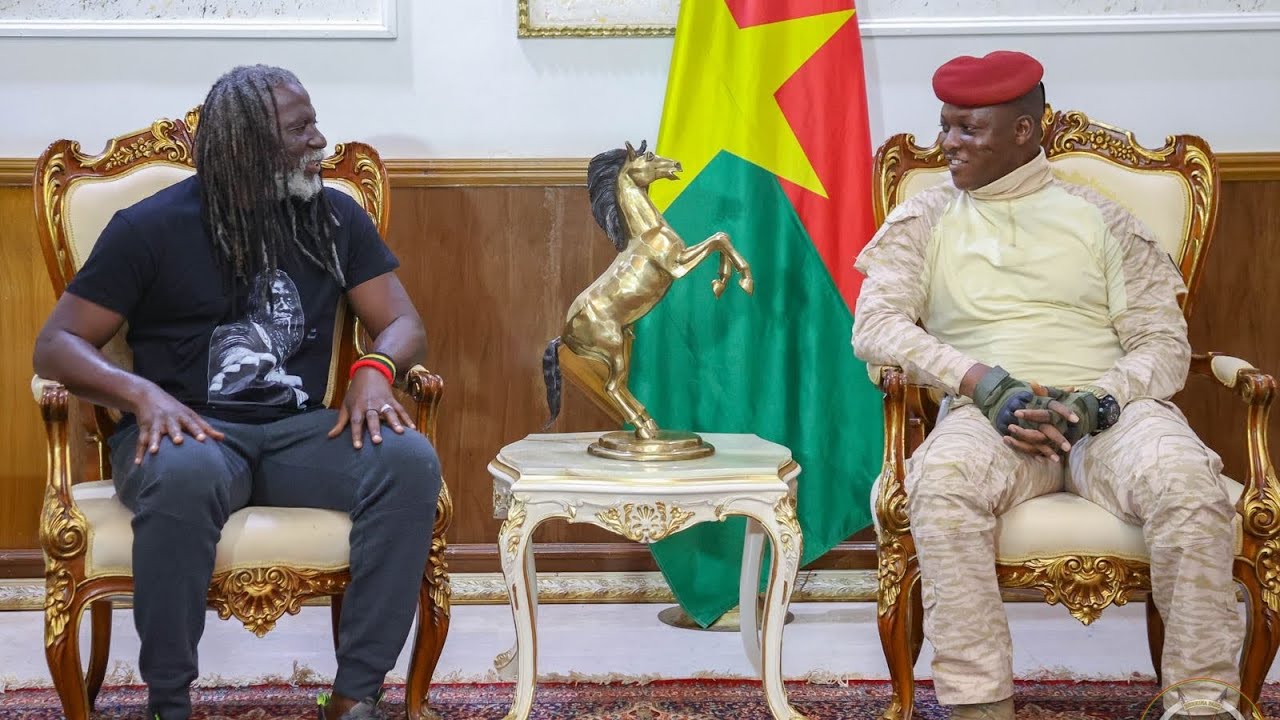 Le Capitaine Ibrahim Traoré reçoit Tiken Jah Fakoly