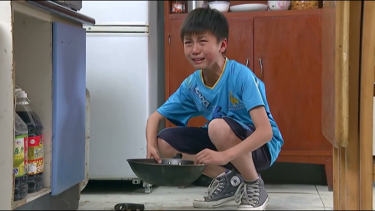 父親酗酒賭博，母親車禍去世，10歲兒子獨自賺錢養家