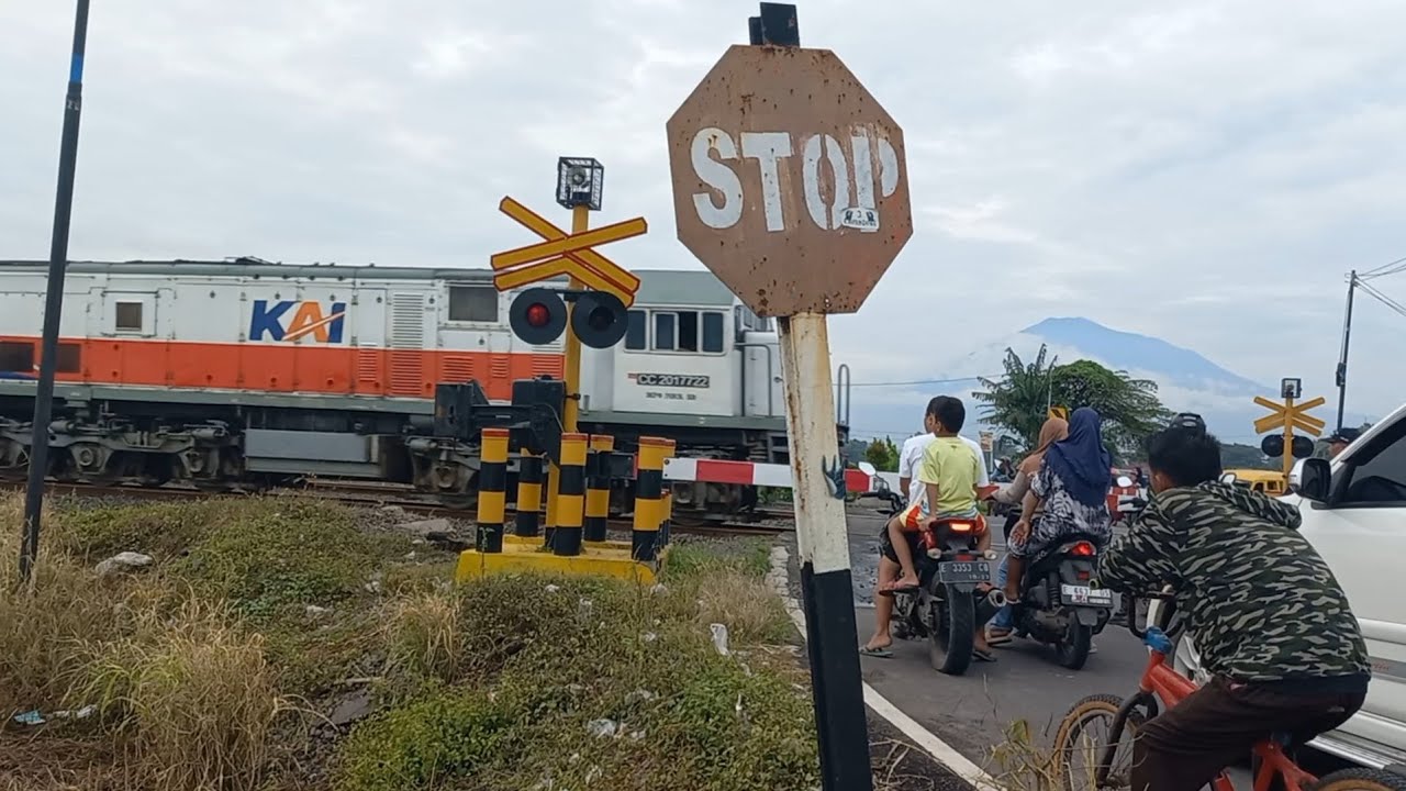 Railroad Crossing Indonesia || Perlintasan Kereta Api || Railway Crossings || Palang Kereta Api