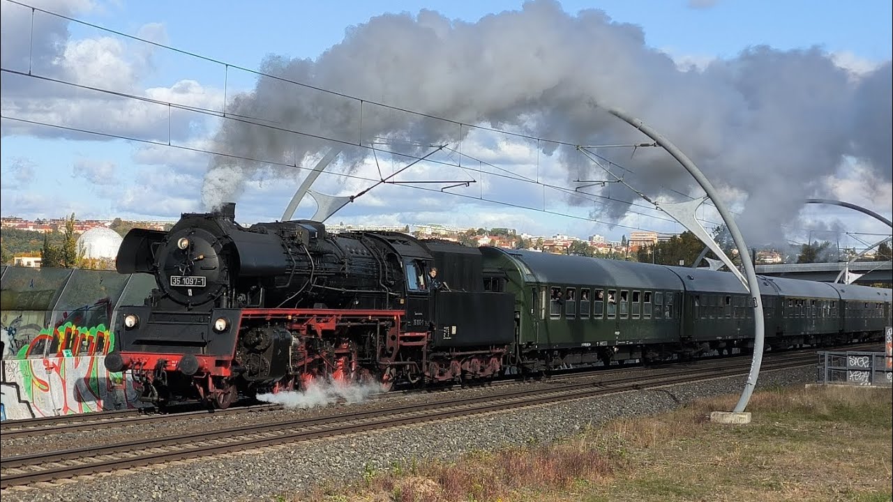 Vlaky Vítkovské tunely a R 95983 18.10. 2025/trains the Vítkov Tunels 