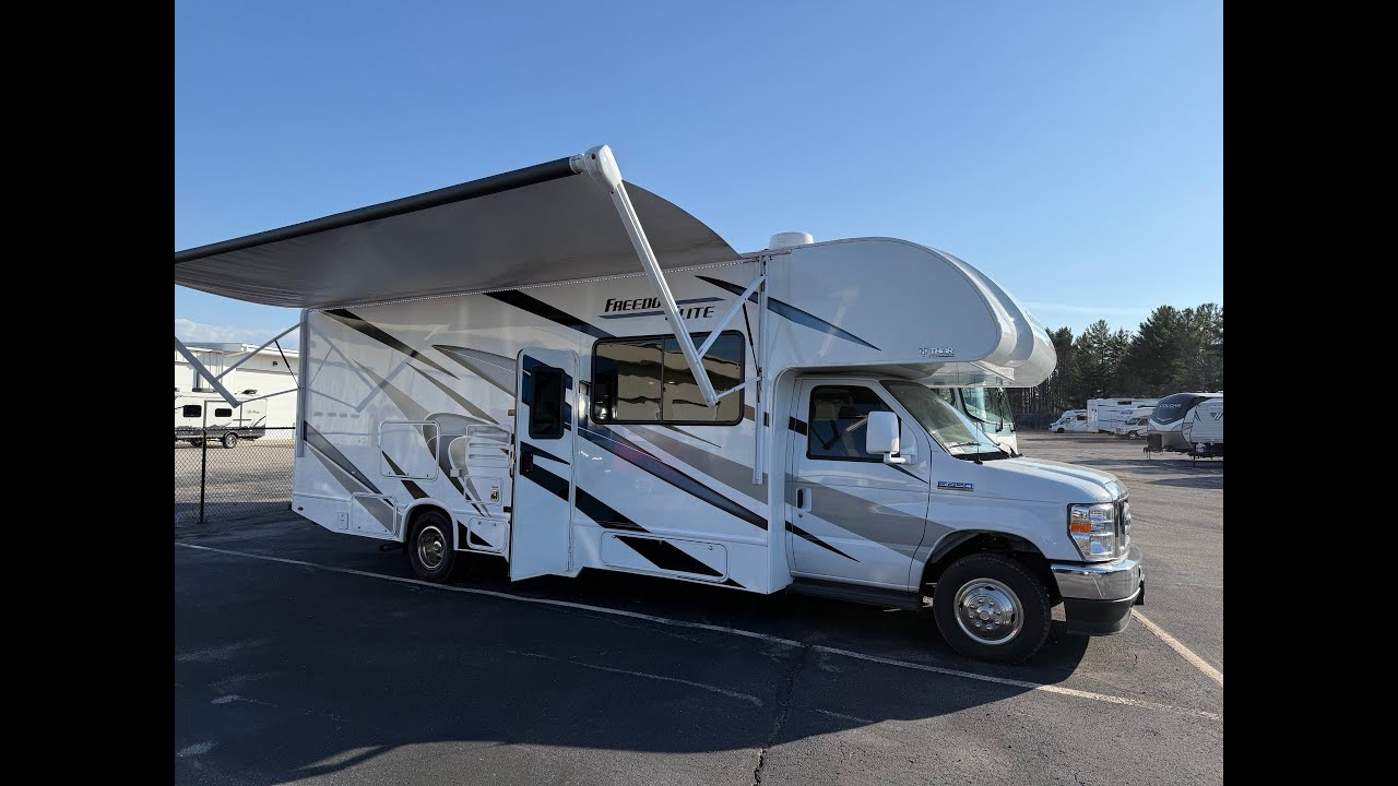 2023 Thor Freedom Elite 27FE Full Wall Slide Class C Motor Home only 3,500 Miles!