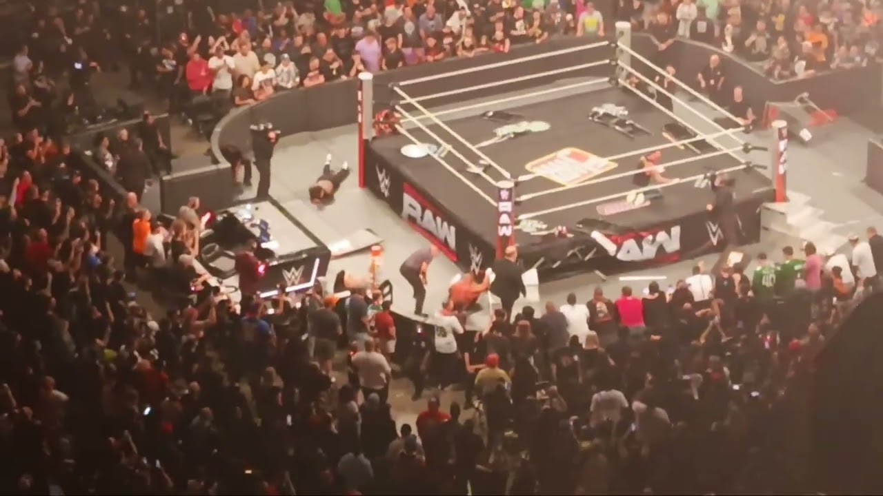  LA Knight,CM Punk,Seth Rollins,Big Bronson Reed,And Roman Reigns run in on Jey Uso vs Bron breaker
