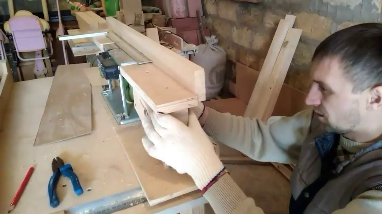 Удлинённый стол к ручному рубанку.