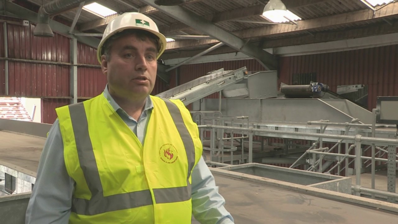RECYCLING : LOCAL AUTHORITY RECYCLING CENTRE UTILISING EASKIT CONVEYORS