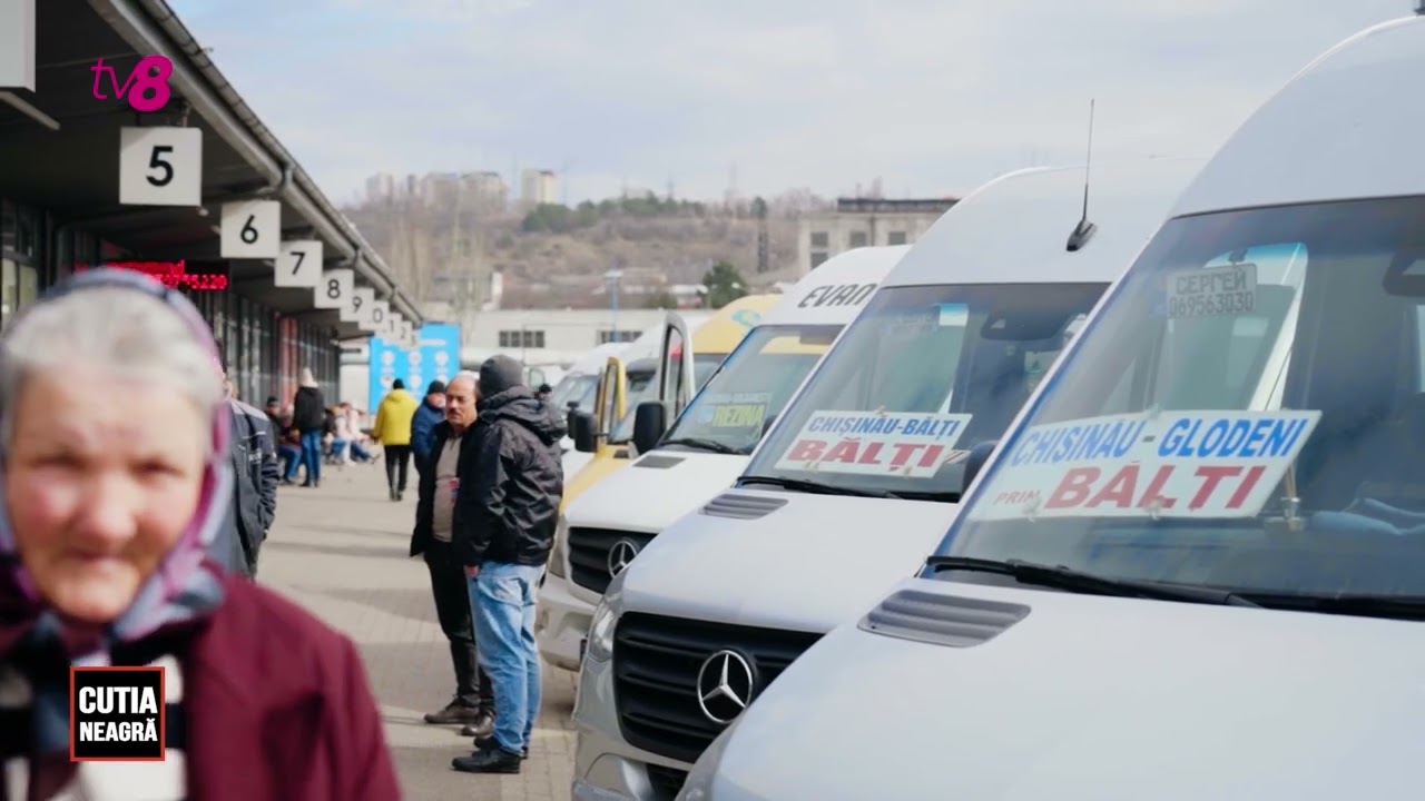 Gară auto, deschisă chiar lângă trotuar!