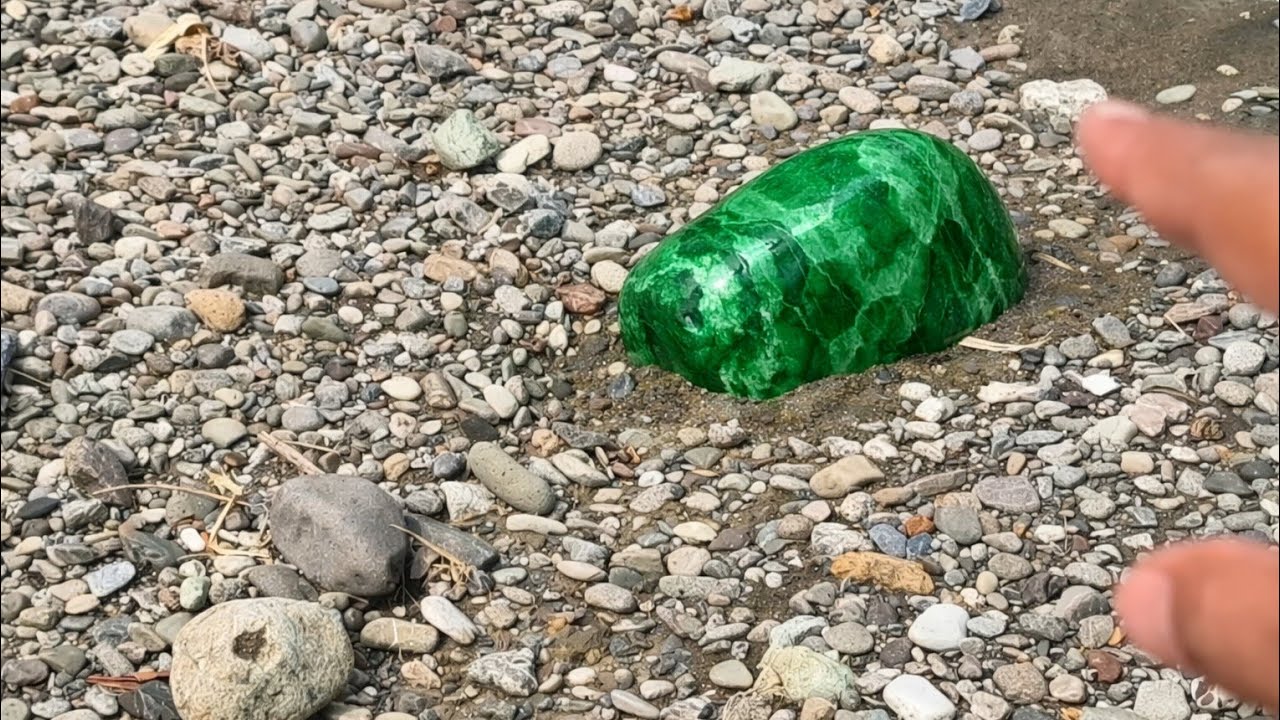 Finding stones for the garden and jade materials in the Lukulo River