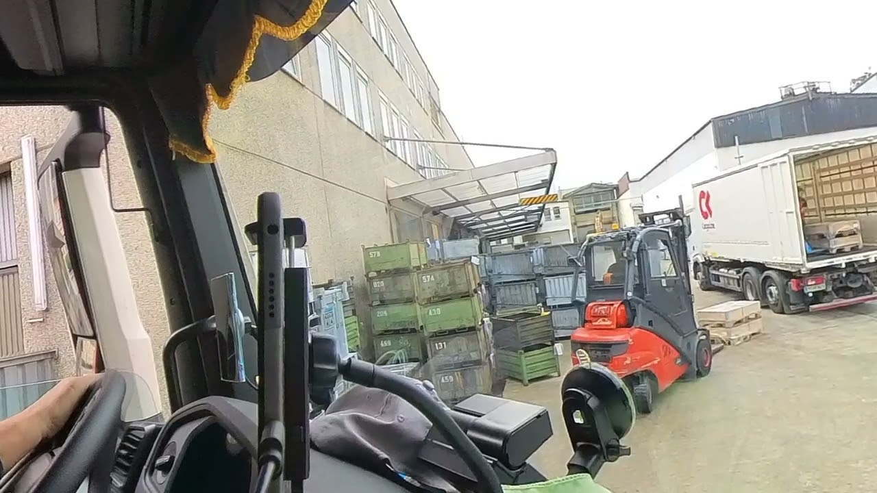 Anfahrt zur Ladestelle – Hindernis durch LKW im Weg