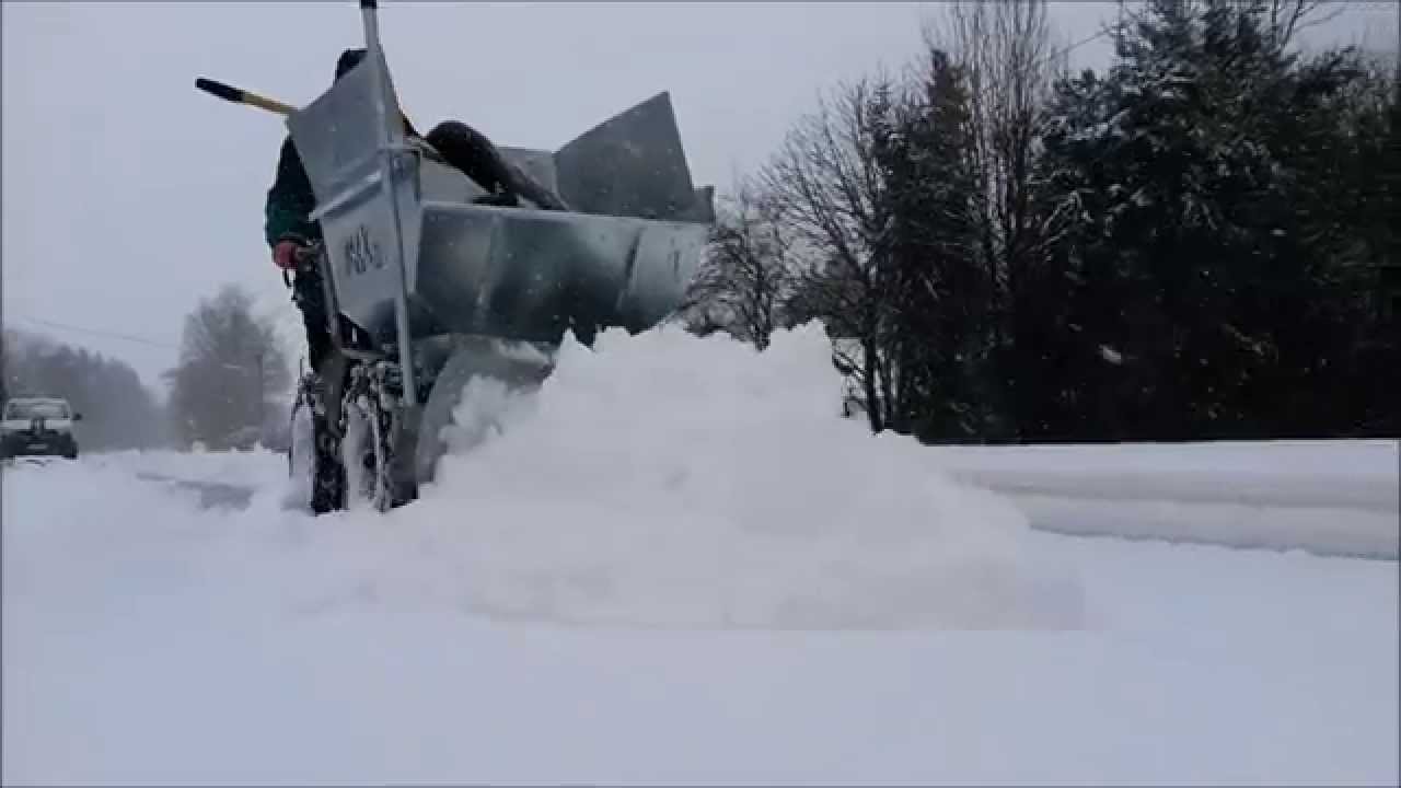 Motorschubkarre Muck-Truck MAX im Winterdienst 2020, mit R&auml;umschild beim Schnee r&auml;umen