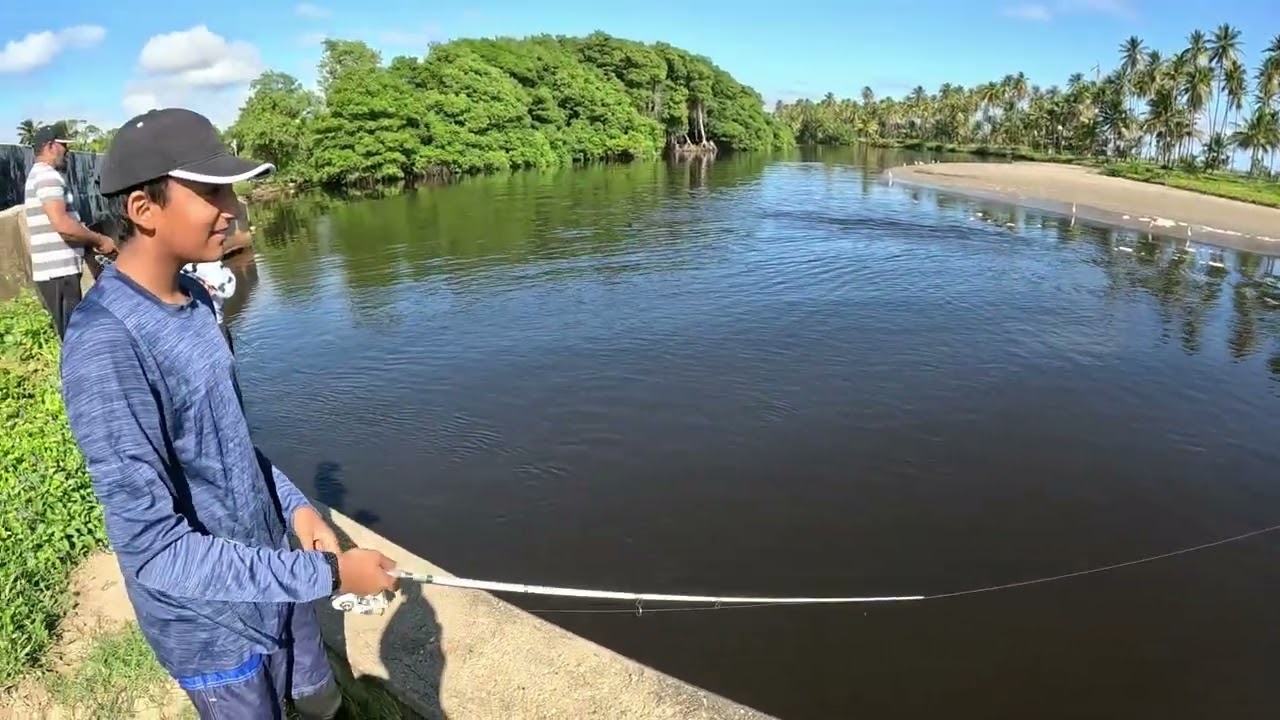 Рыбалка с берега в Мансанилье, Тринидад — Там, где река встречается с морем — С использованием пр...