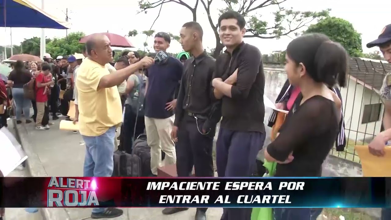 IMPACIENTE ESPERA POR ENTRAR AL CUARTEL.