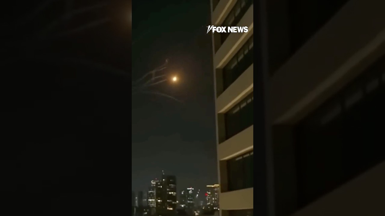'EVERYONE MOVE NOW': Fox News captures barrage of missiles striking Israel #shorts #world #news #war