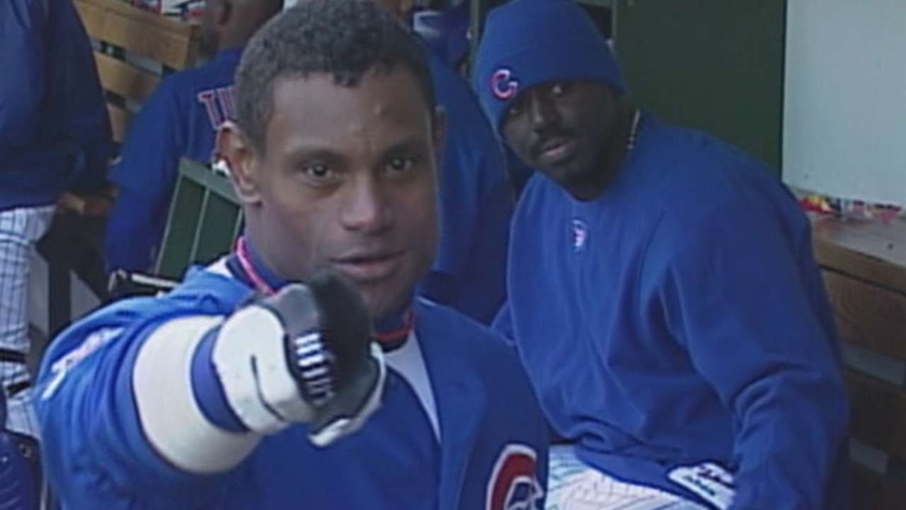 Sosa smashes his 64th home run of 2001