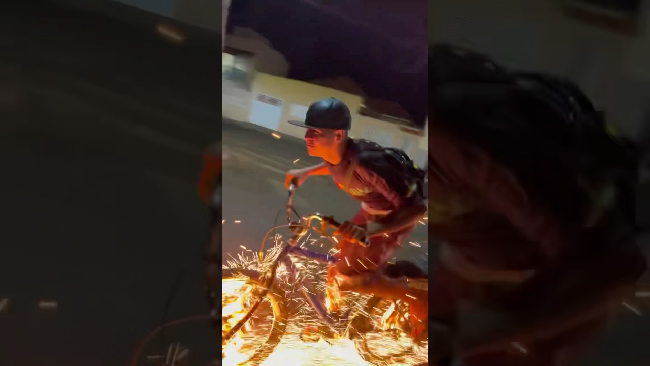 A bike soltando faisca no grau