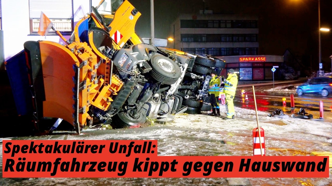 Neuschnee, Glatteis, Staus: Räumfahrzeug kippt gegen Haus