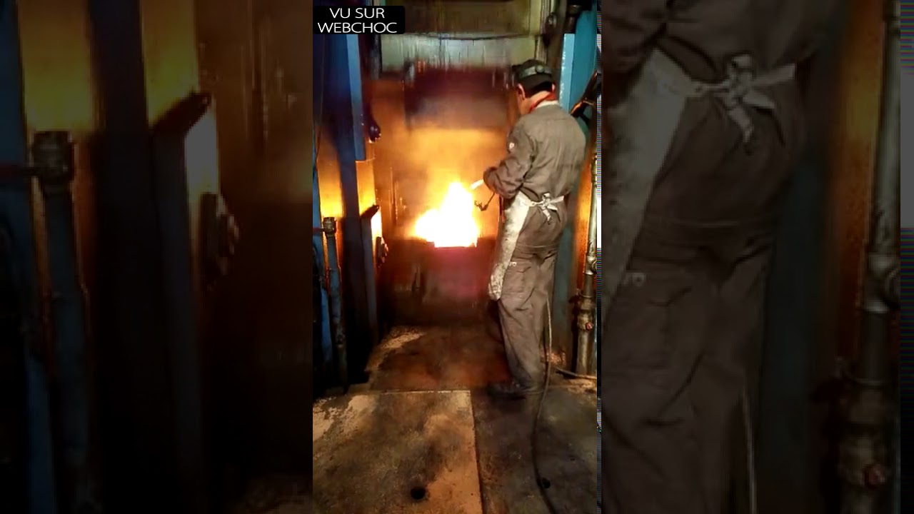 DANS UNE FORGE FRAN&Ccedil;AISE, UN HOMME FILME D&rsquo;IMPRESSIONNANTS MARTEAUX-PILONS DE 40 TONNES