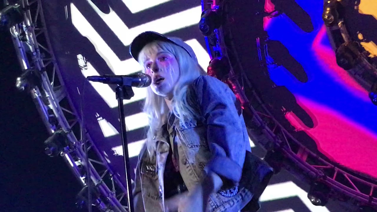Paramore - Hard Times - Nashville (2017)