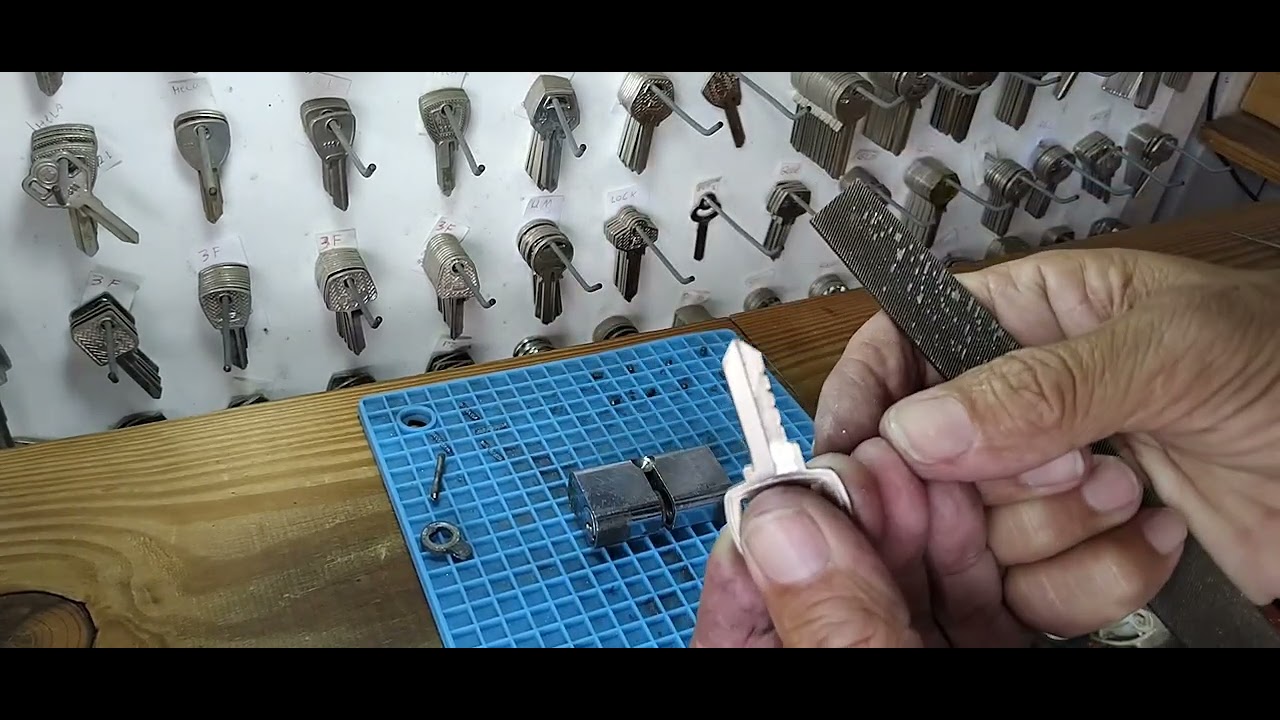 Como fazer a chave do cilindro #curso #chaveiro #chaves #manutenção