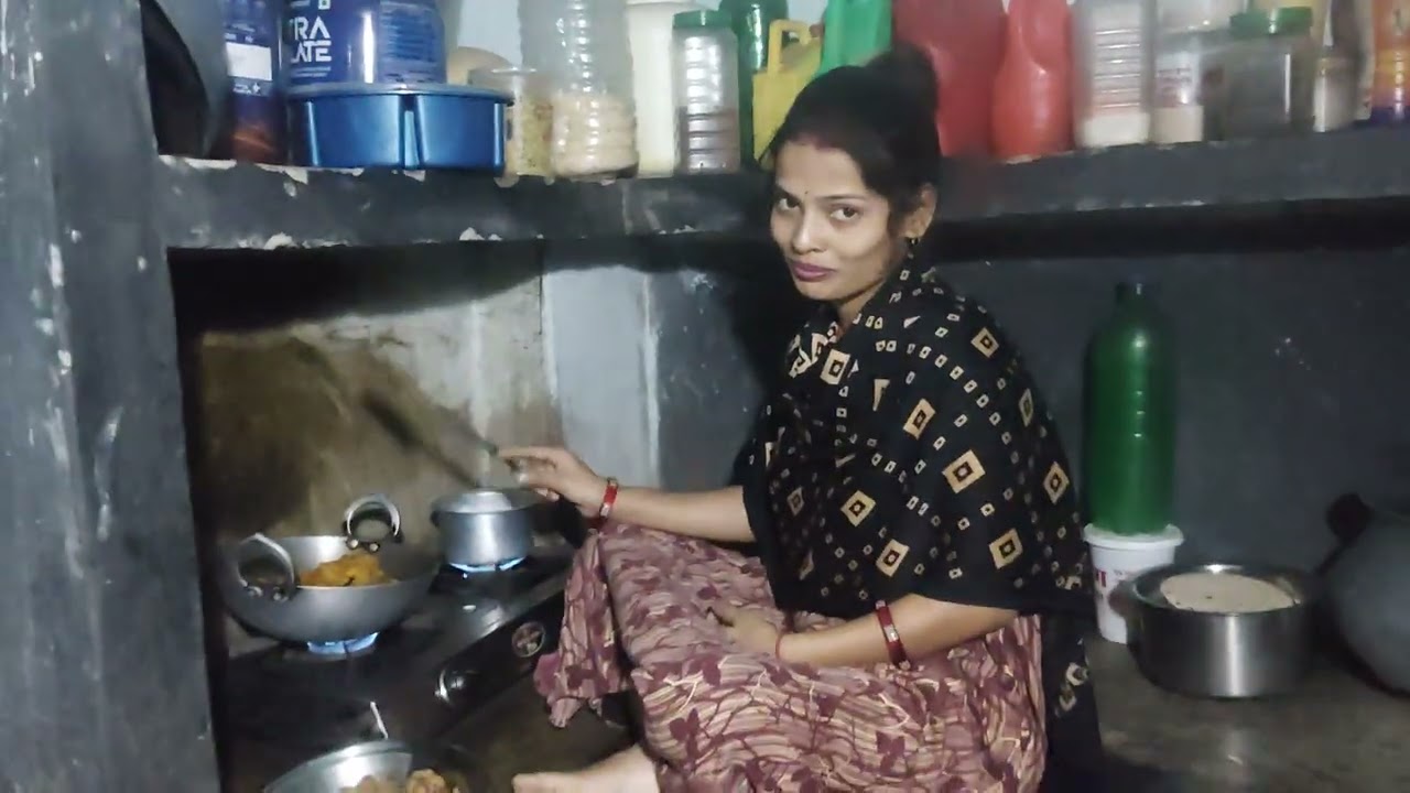 Madhu kitchan me khna bna rahe hai 