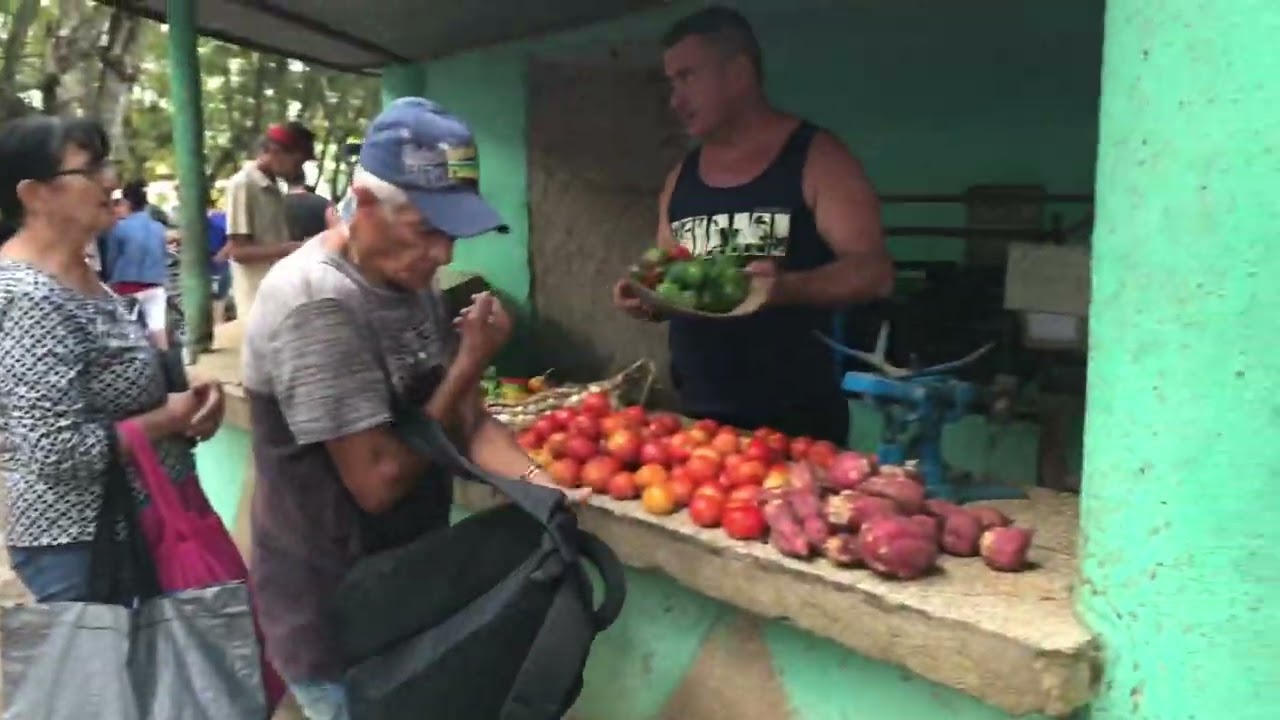 Un sábado en el mercado de agricultores en Banes, Cuba