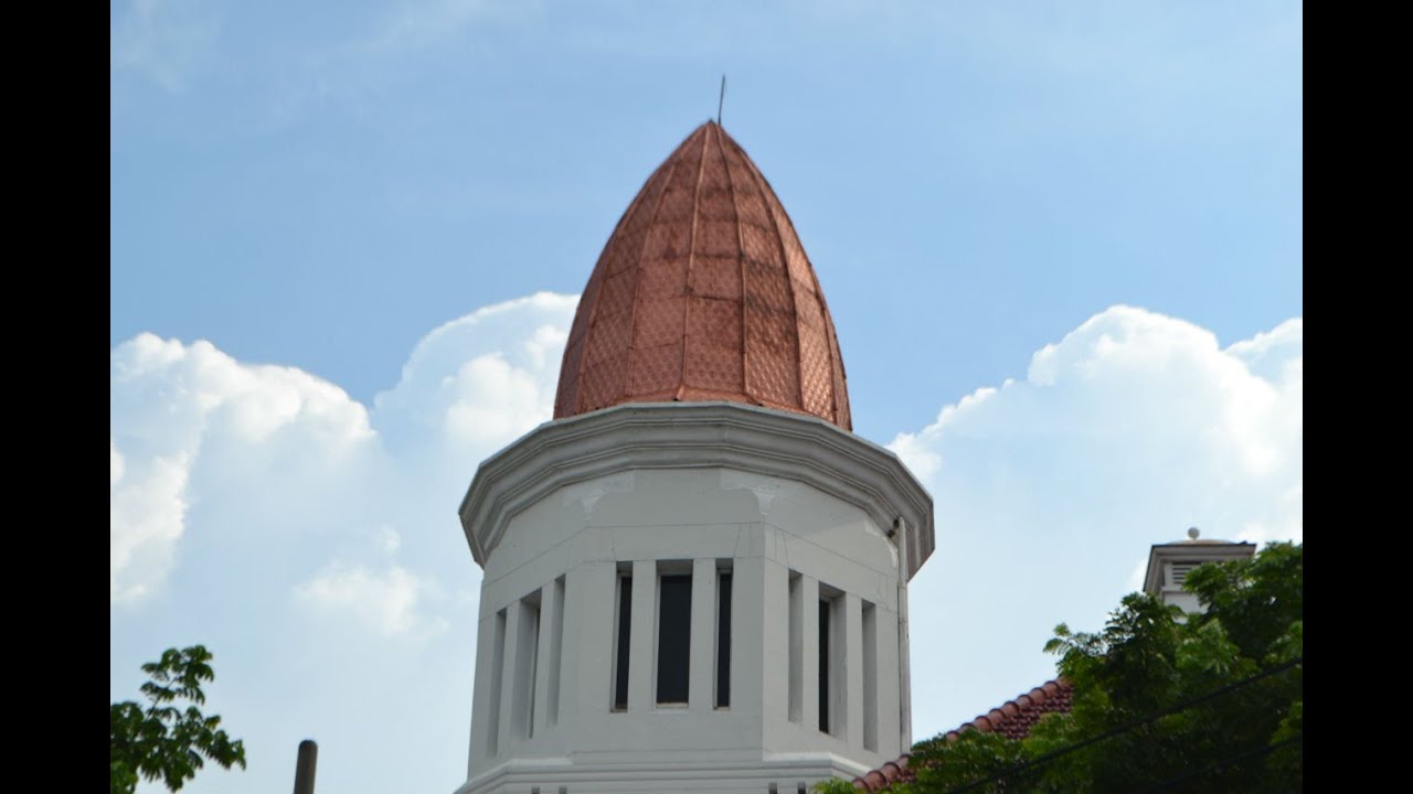 Gedung Cerutu Yang Kuno di Surabaya