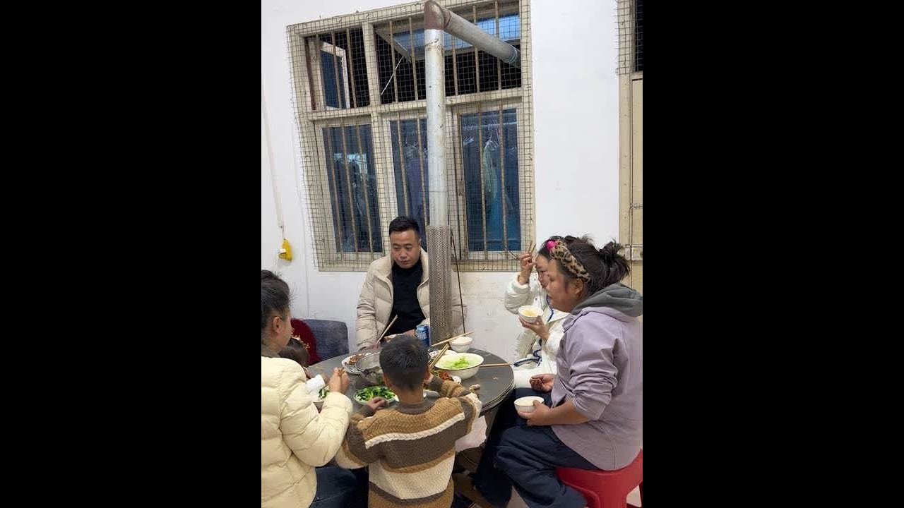 贵州的天气一下子直接干到了三度，冷到叫人哆嗦、今天叫了二姑姐他们一家人来我们这边住一晚上、一家人热热闹闹的吃一顿饭、晚上就让他们住在这里一晚了、#记录真实生活 #我的乡村生活 #原创视频
