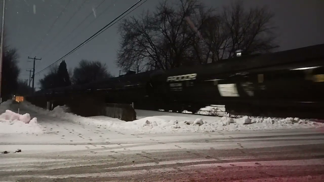 CN L548 with a friendly crew and a hornsalute! - Boucherville, Qc