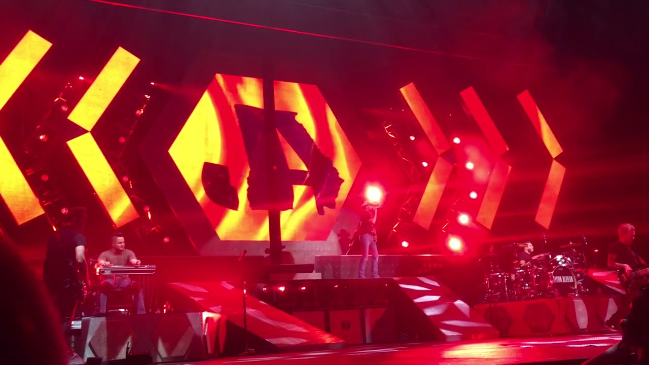 Jason Aldean - Intro/They Don't Know; Green Bay, WI; 4/29/17