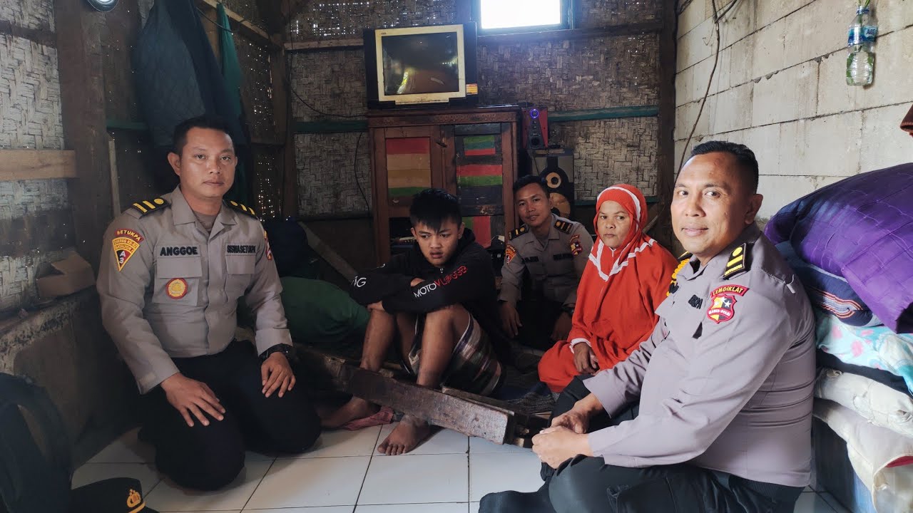 DUA KAKI ANAK KANDUNG HARUS DI PASUNG PAKAI KAYU BALOK BESAR. SIAP DIJEMPUT DAN DIRAWAT PAK PURNOMO