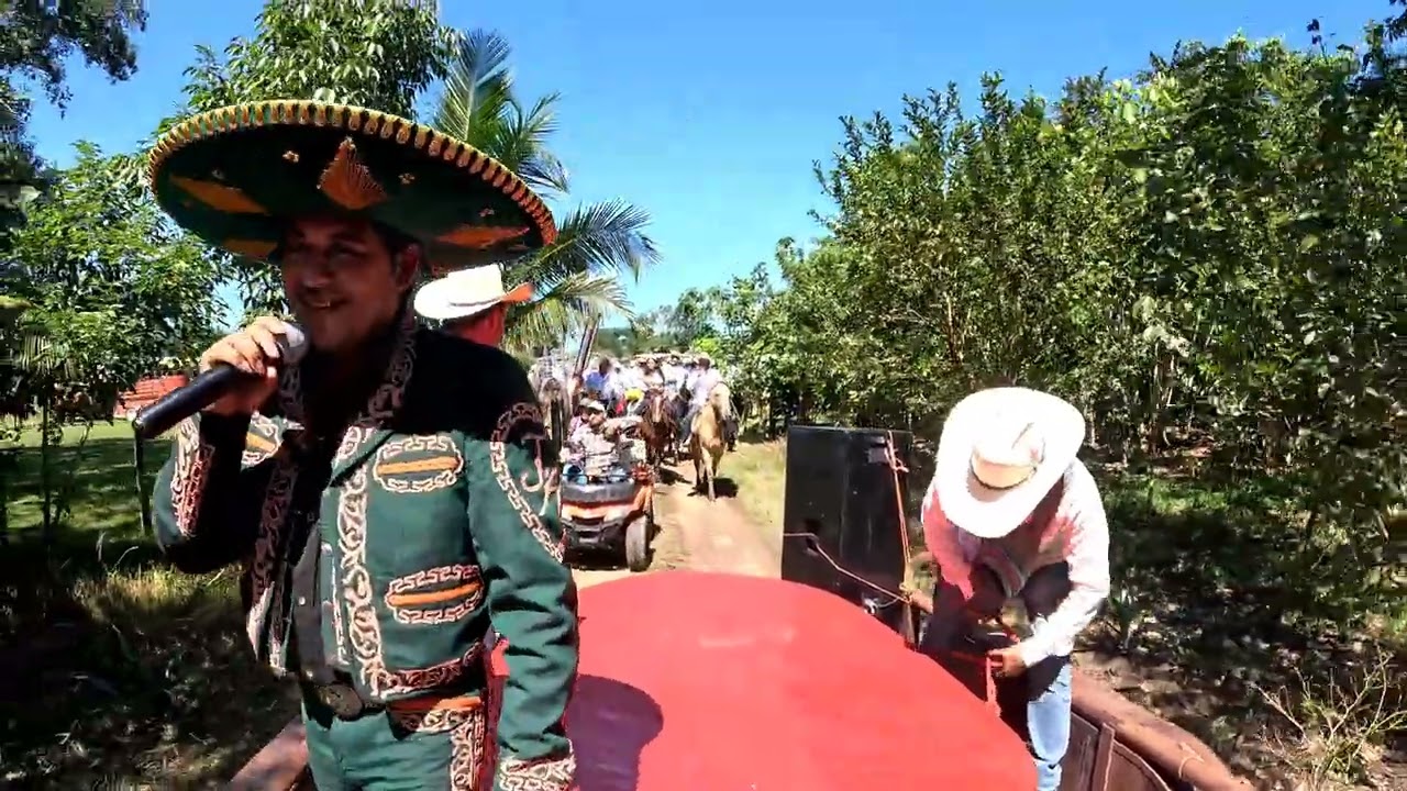 Jorge Notario cantante en Lacandon Chiapas dando inicio a la gran cabalgata 2026