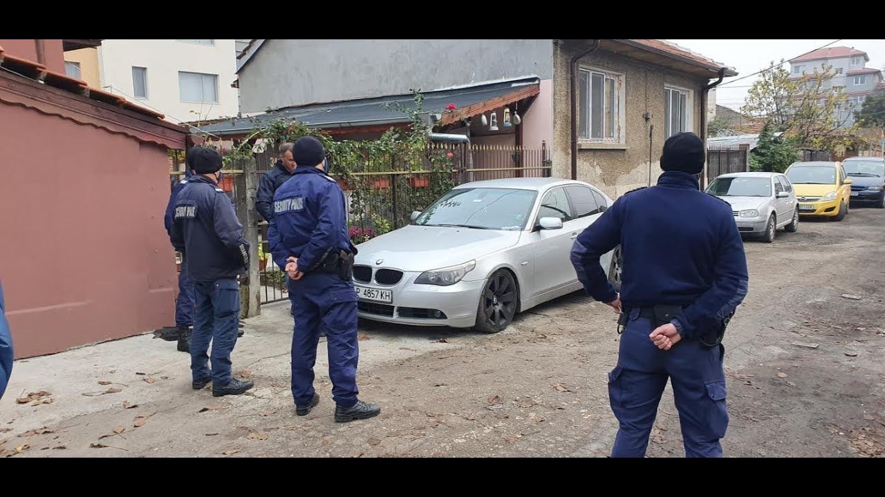 Полиция атакува ромски къщи в Русе, арестуваха двама и иззеха 30 000 лв.
