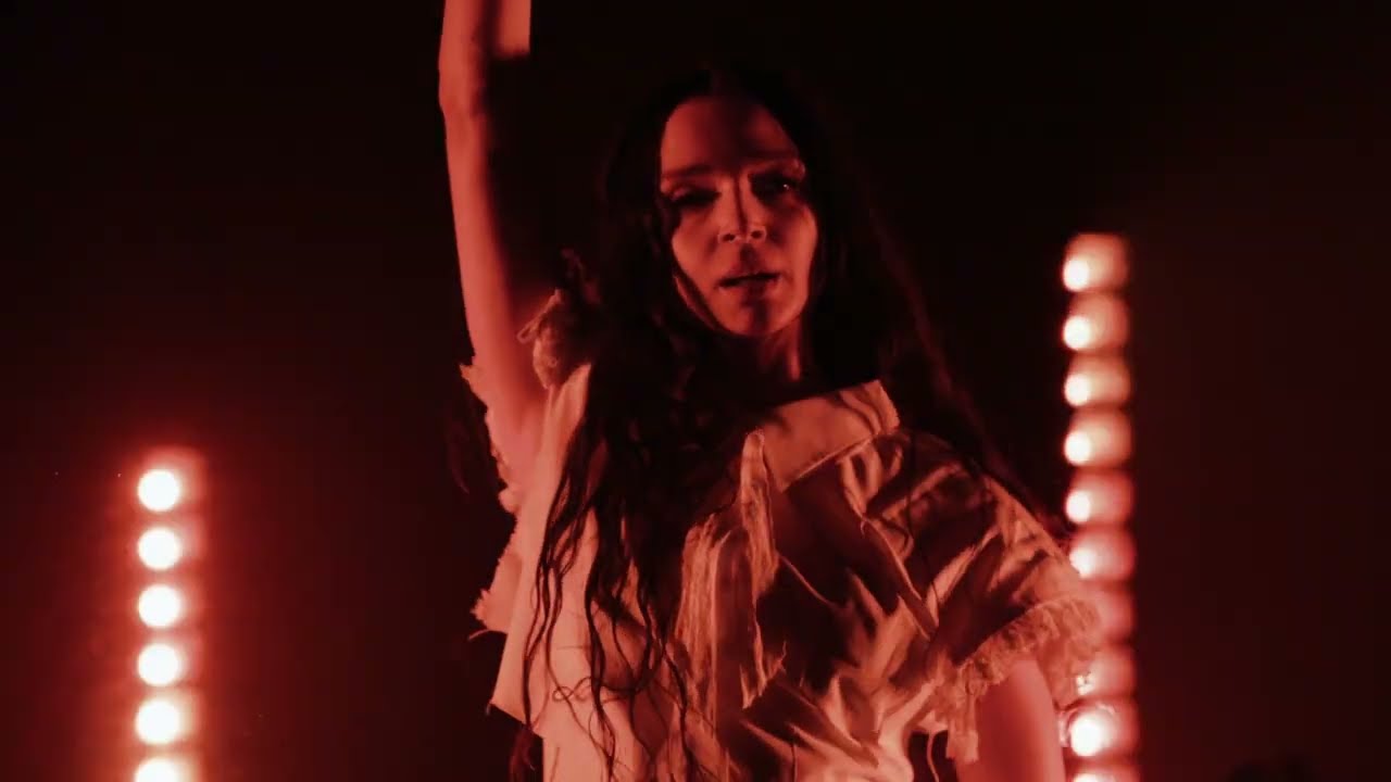Poppy performs BABYMETAL collab 