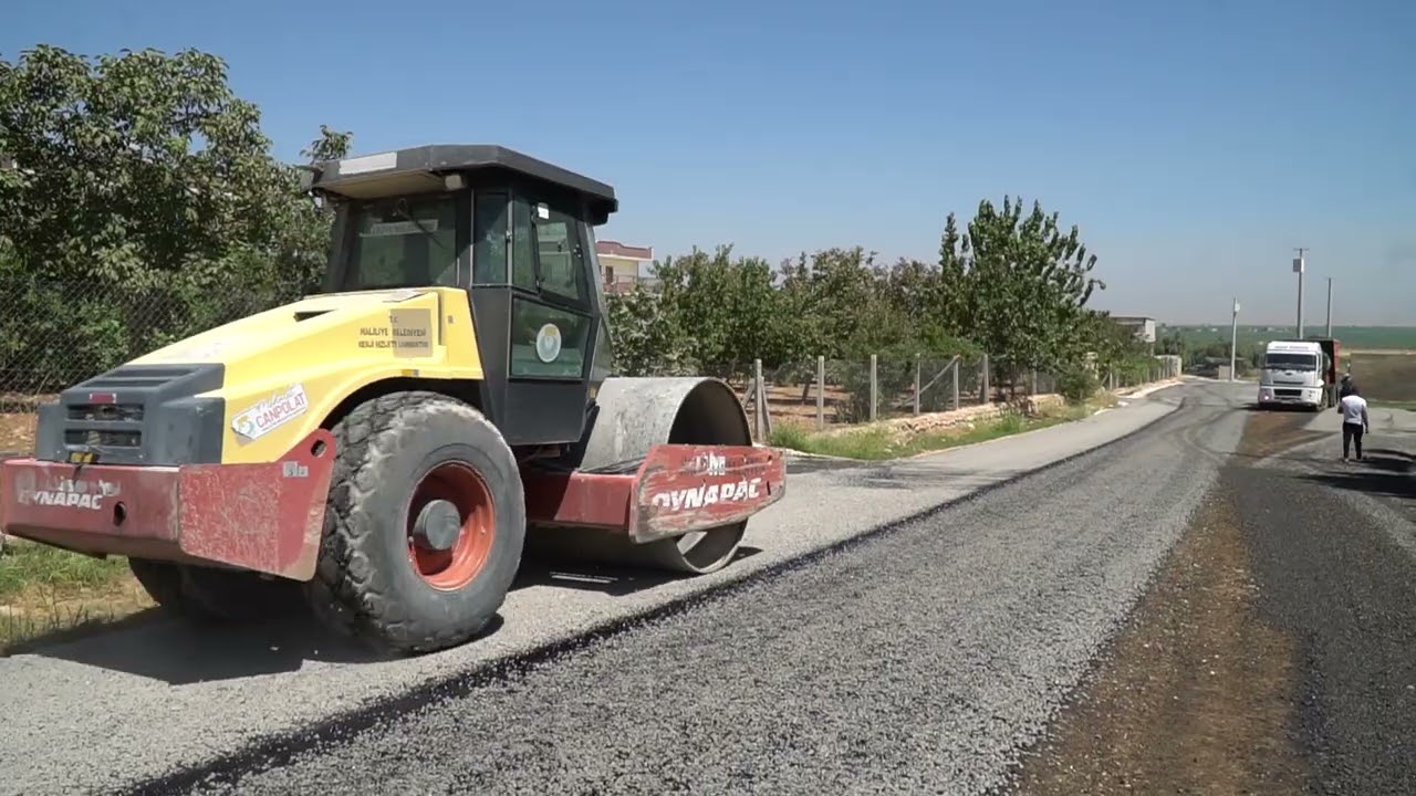HALİLİYE KIRSALINDA SATHİ KAPLAMA ASFALT ÇALIŞMALARI SÜRÜYOR