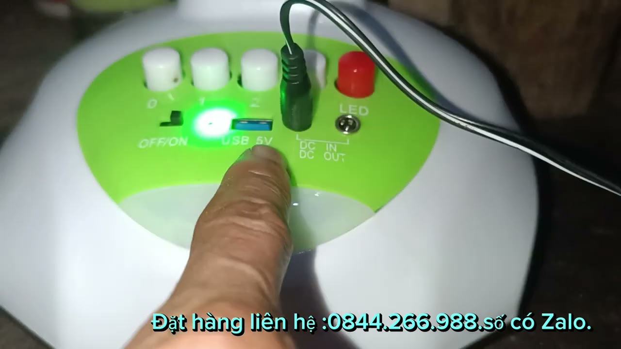 Quạt tích điện năng lượng Mặt Trời đã đem lại cho người sử dụng khi mất điện do bão Yagi gây ra.