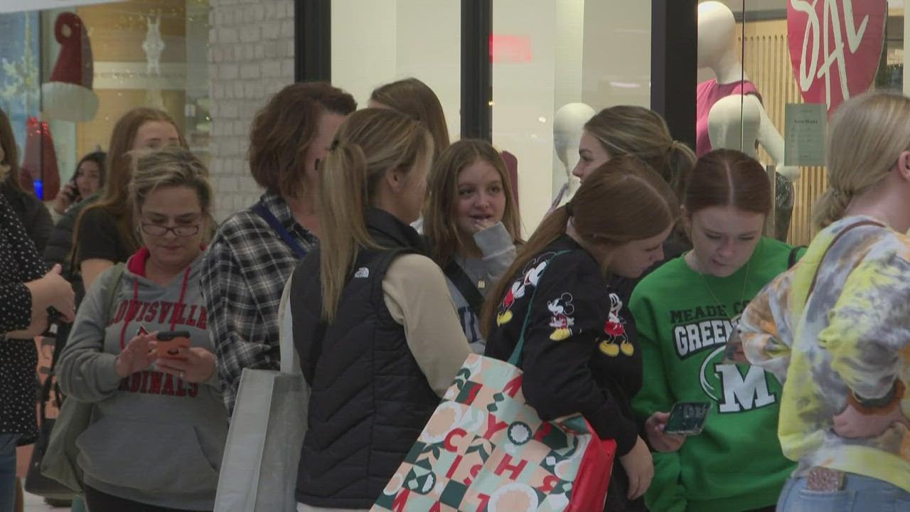Louisvillians flock to Oxmoor mall for Black Friday deals