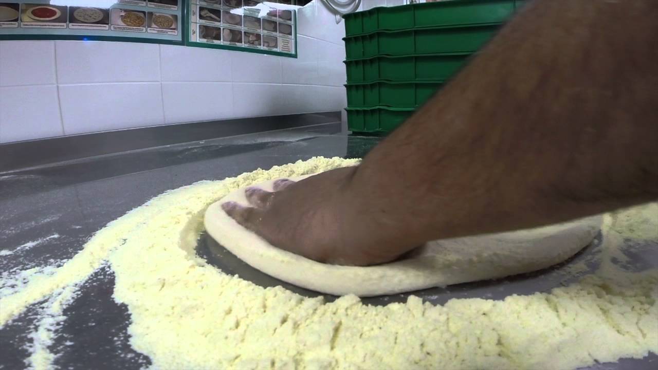 Papa Johns Gerrards Cross - How We Make The Pizza Base/ Pizza Slapping