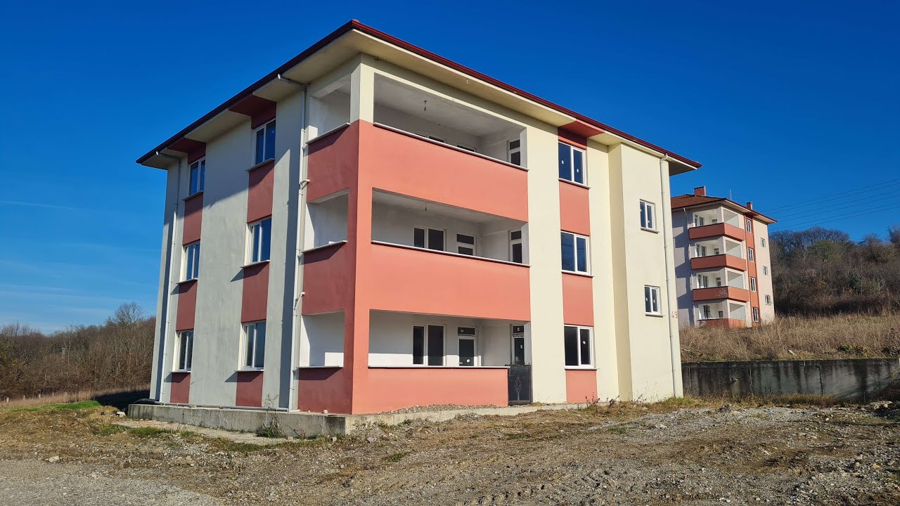 ÇAYCUMA GERİŞ KÖYÜ SATILIK 3 KATLI MÜSTAKİL EV VE 2700M2 ARSASI