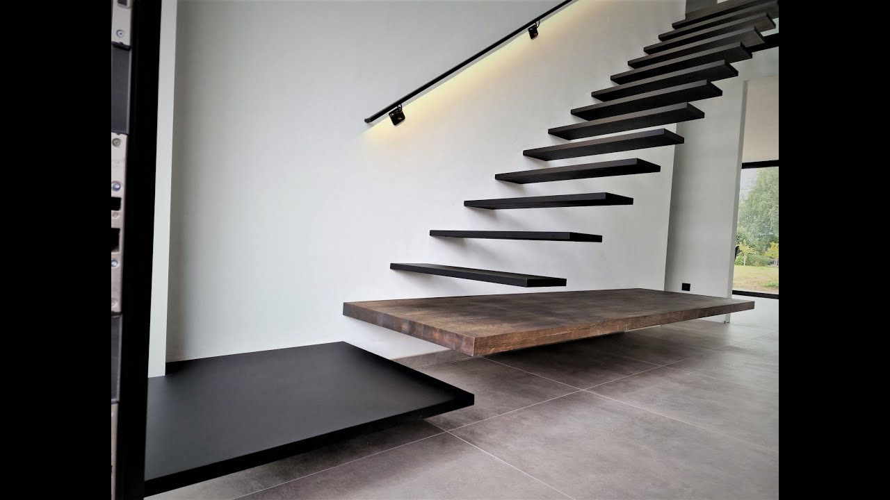 Réalisation d'un escalier flottant en acier thermolaqué et chêne massif.