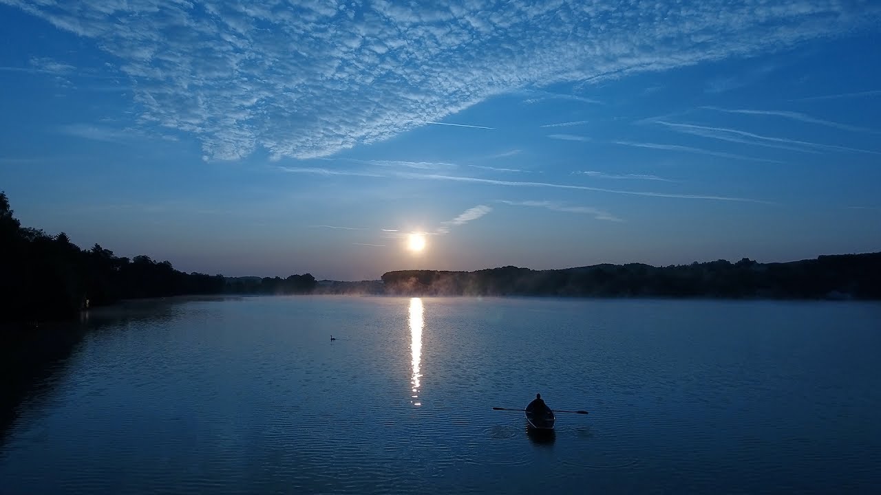 Drohnenaufnahmen: Sonnenaufgang &uuml;ber dem F&uuml;nfseenland