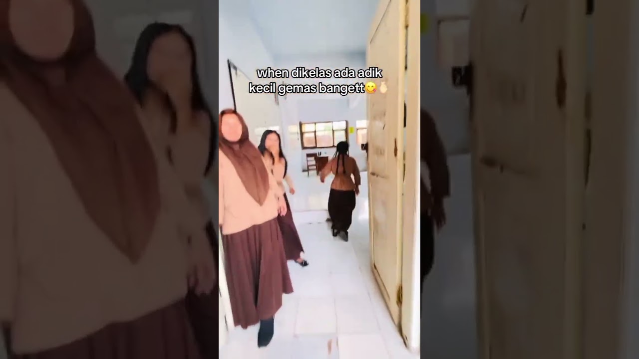 cewek imut ini kayak boneka hidup yang bisa berjalan