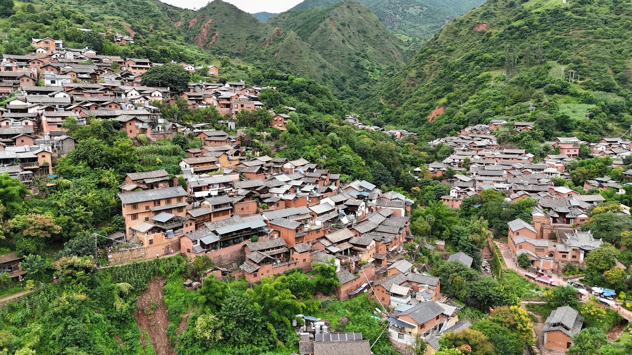 一个藏在大山深处的千年古村落，至今还保持着相对古朴的风貌【诺邓古村】Millennium ancient village.