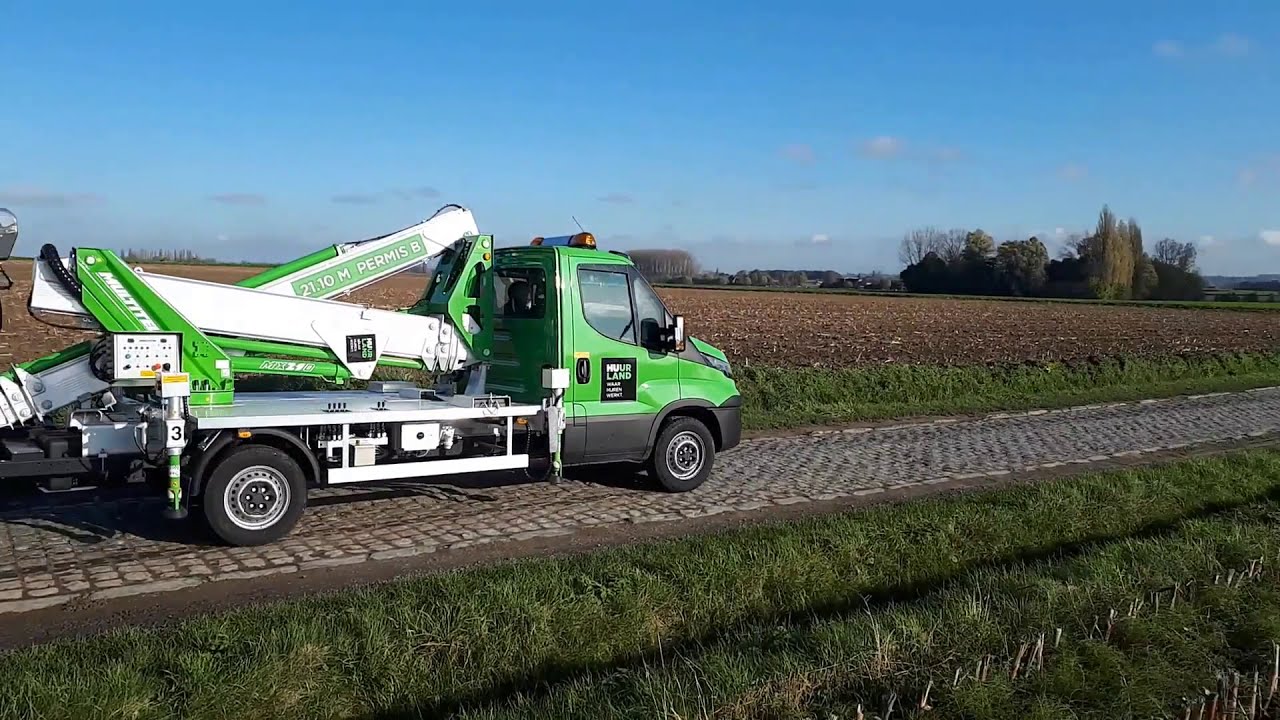 Hoogwerker op bestelwagen 21 m kniktelescoop huren bij Huurland