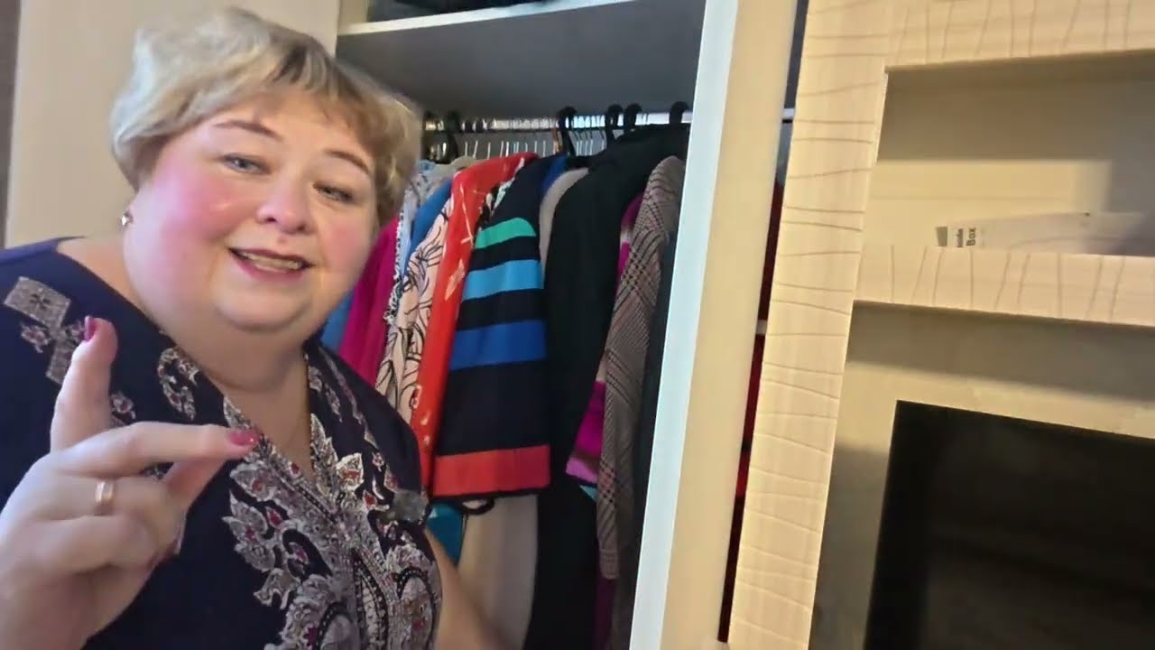 Разбираю  платья в шкафу. Сафар примеряет  мою  юбку. Общаемся за чашкой кофе. #ольгауралочка 