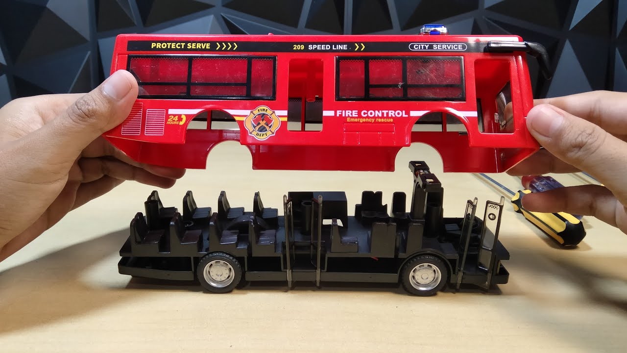 Melepas dan membongkar mainan Diecast Bis Pemadam Kebakaran 1:32