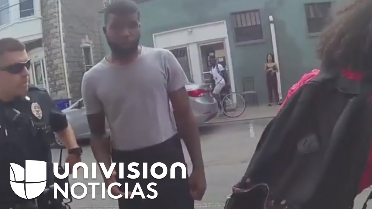 Video muestra a un par de polic&iacute;as y su abuso de poder contra una joven