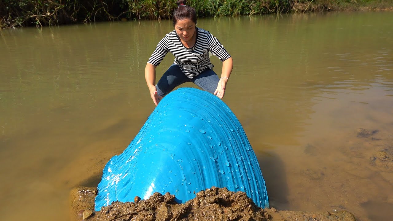 Freshwater clams hide huge pearls, and the girl's hand trembles when it opens, it's too big